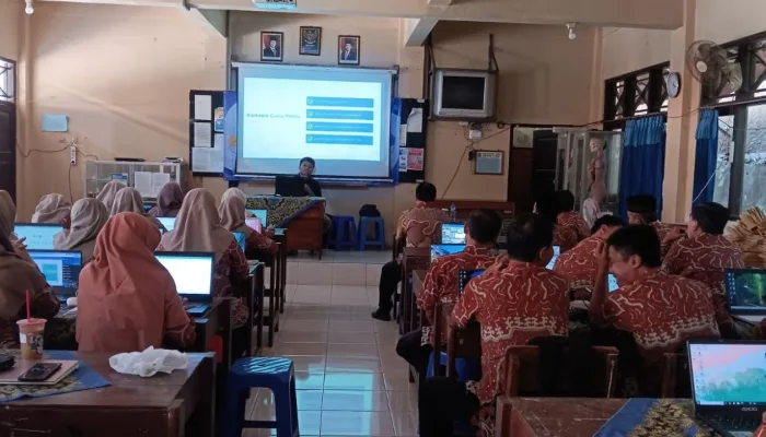 UBSI Gelar Workshop AI di SMP Negeri 1 Cilongok, Dorong Guru Melek Teknologi dalam Penulisan Artikel