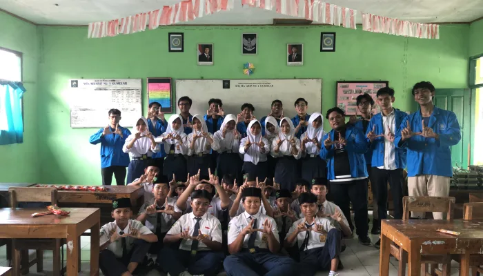 Pengabdian Masyarakat di MTS Ma’arif NU 1 Gumelar Tanamkan Nilai Empati dan Simpati