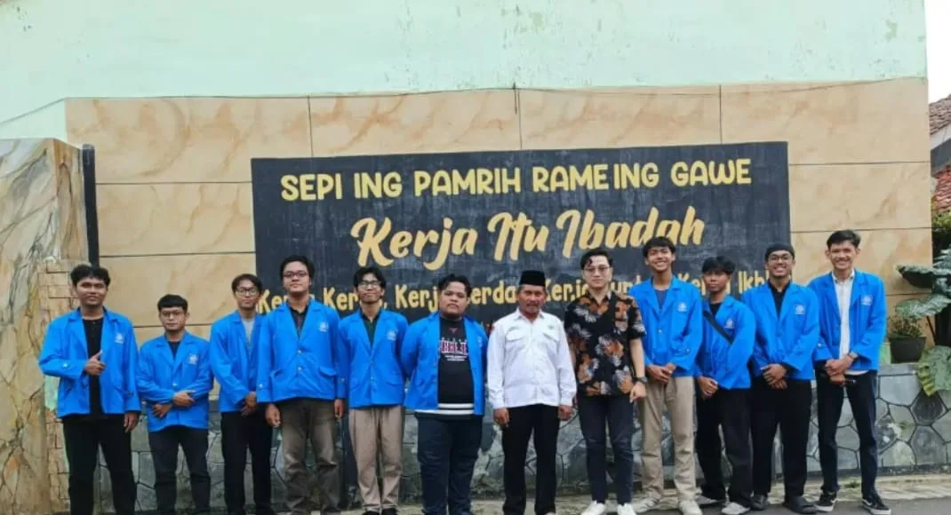 foto-bersama-kepala-sekolah-mts-maarif-nu-1-gumelar