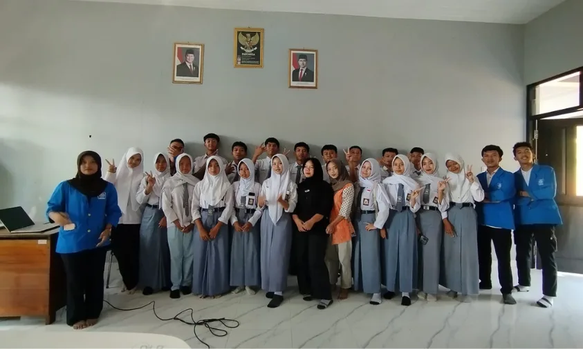 Mahasiswa UBSI Purwokerto Edukasi Akhlak Digital di SMK Poltek YP3I Banyumas