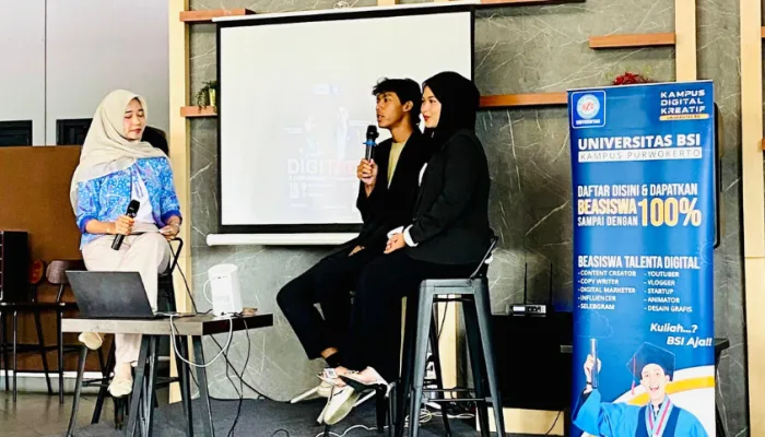 moderator sedang bertanya kepada kedua narasumber tersebut