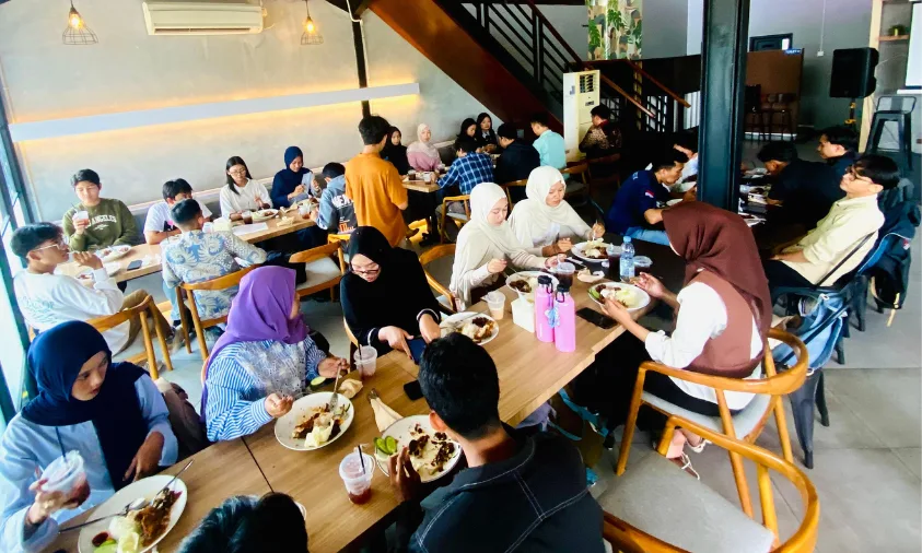 mahasiswa mengikuti kegiatan digitalk A cafe diagluge membahas UI/UX dan Video Editor