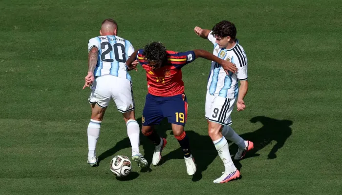Duel pemain Spanyol dan Argentina pada final Piala Dunia FIFA 2026