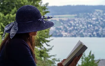 Digital Detox dengan membaca buku untuk mengurangi screen time