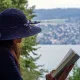 Digital Detox dengan membaca buku untuk mengurangi screen time