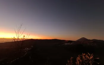Kebakaran Gunung Bromo Meluas, Wisata Ditutup Total hingga Api Padam