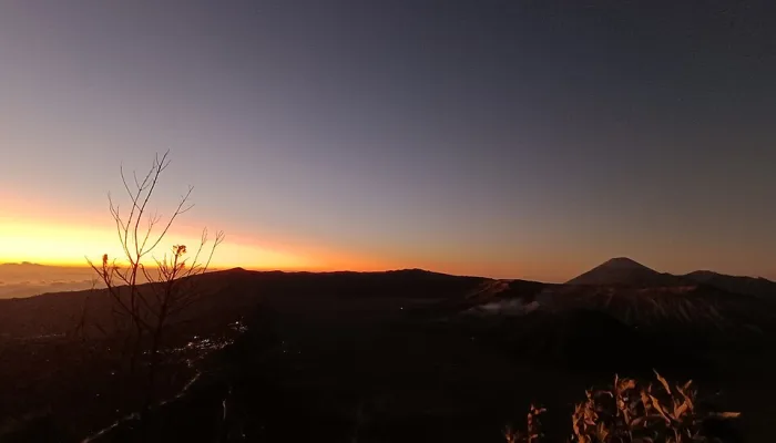 Kebakaran Gunung Bromo Meluas, Wisata Ditutup Total hingga Api Padam