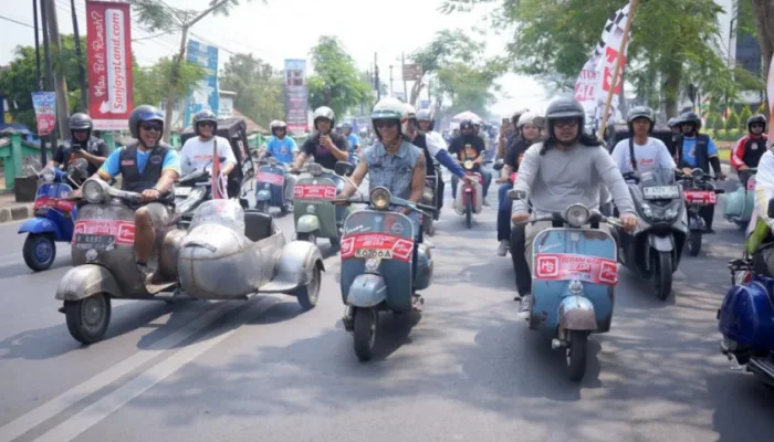 Riding Bareng Slank di Purwokerto, Ratusan Skuteris Ramaikan Jalanan Bersama Kaka dan Bupati Banyumas