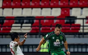 Pemain Persebaya Surabaya berduel dengan pemain Arema FC pada semifinal Piala Presiden 2026 di Stadion Kapten I Wayan Dipta.