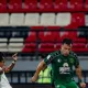 Pemain Persebaya Surabaya berduel dengan pemain Arema FC pada semifinal Piala Presiden 2026 di Stadion Kapten I Wayan Dipta.