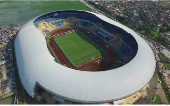 Perbaikan rumput Stadion Gelora Bandung Lautan Api (GBLA) jelang play-off ACL Two 2026