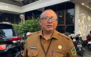 Sekda Banyumas Agus Nur Hadie mengikuti apel ASN