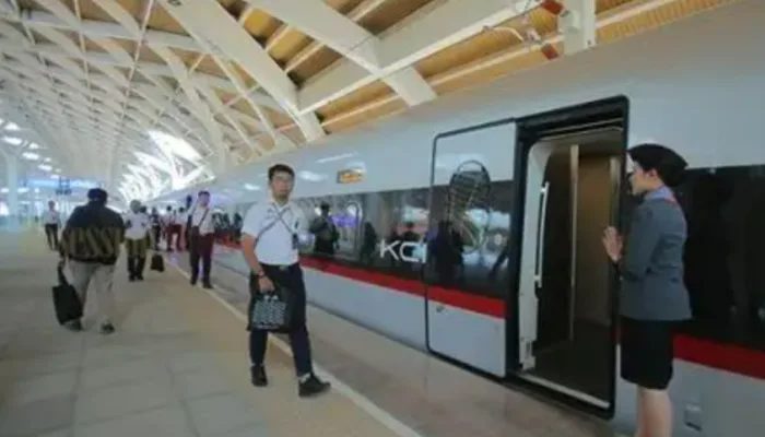 Utang Kereta Whoosh Warisan Jokowi Ditanggung Kemenkeu: Cukup untuk Kuliah Gratis di PTN