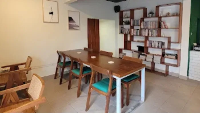 Interior minimalis Singgah Coffee and Book Purwokerto dengan rak buku di dinding dan suasana tenang