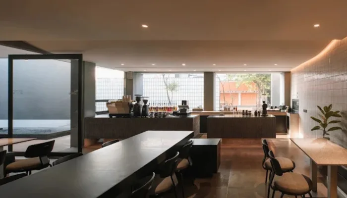 Area seating homey di Elskoffie Purwokerto dengan sofa empuk dan pencahayaan temaram yang nyaman