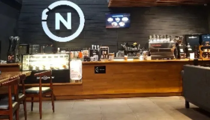 Suasana modern minimalis Cold N Brew Purwokerto yang buka 24 jam dengan fasilitas internet cepat