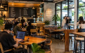 Suasana cafe instagramable di Purwokerto dengan pengunjung sedang WFC laptopan dan berfoto di area estetik